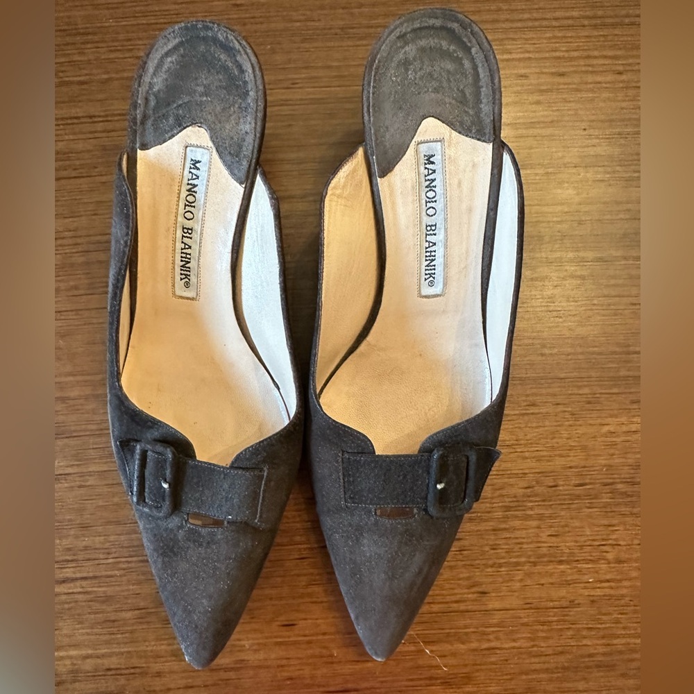 Manolo Blahnik Brown suede kitten heel miles. Pointed toe and peekaboo detail.